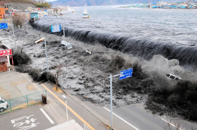 Una ola se acerca a Miyako, Japón, después de un terremoto de magnitud 9,1 ocurrido en marzo de 2011. El terremoto causó un tsunami con olas de 9,1 metros que dañó varios reactores nucleares en el área. Es el terremoto más grande que jamás ha golpeado a Japón.