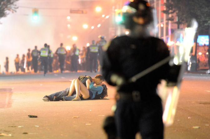 Una pareja se besa en una calle después de que estallaran disturbios en Vancouver, Columbia Británica, en junio de 2011. Los fanáticos enojados del hockey, furiosos por la pérdida de su equipo en la final de la Copa Stanley, causaron estragos en las secciones del centro de Vancouver.