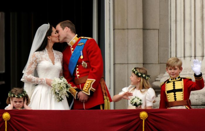 El príncipe Guillermo de Gran Bretaña besa a su nueva esposa, Catalina, en el balcón del Palacio de Buckingham en abril de 2011. La boda fue vista por millones de personas en todo el mundo.