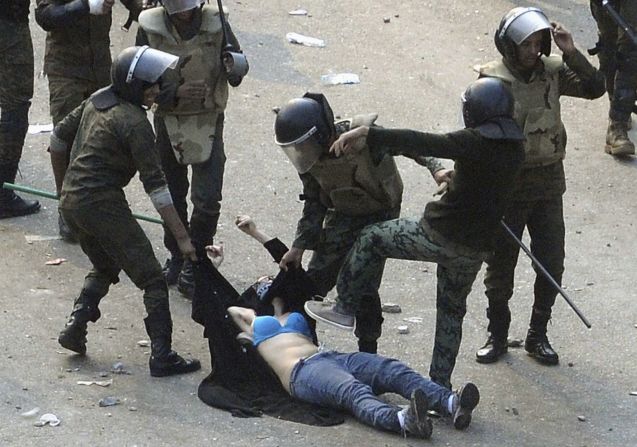 Los soldados egipcios arrestan a un manifestante durante enfrentamientos mortales en la Plaza Tahrir de El Cairo en diciembre de 2011. Las imágenes del manifestante siendo pisoteado avivaron la ira entre los manifestantes prodemocráticos que luchan contra la seguridad egipcia. La plaza Tahrir fue el centro simbólico del levantamiento que derribó al presidente Hosni Mubarak a principios de año.