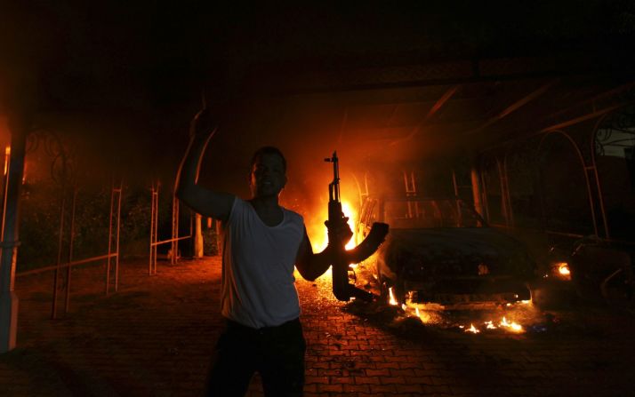 Un manifestante reacciona cuando la misión estadounidense en Benghazi fue incendiada en septiembre de 2012. El embajador estadounidense en Libia y otros tres ciudadanos estadounidenses fueron asesinados durante el ataque. La administración de Obama inicialmente pensó que el ataque fue llevado a cabo por una multitud enojada que respondía a un video, hecho en Estados Unidos, que se burlaba del Islam y del profeta Mahoma. Pero más tarde se determinó que fue un ataque terrorista.