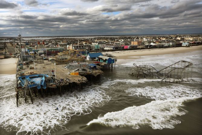 Un parque de diversiones en Seaside Heights, Nueva Jersey, queda en ruinas después de que el huracán Sandy azotara el área en octubre de 2012. La tormenta afectó a 24 estados y a toda la costa este, causando daños estimados en 70.000 millones de dólares.