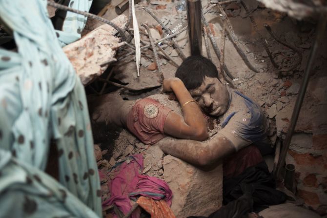 Dos víctimas son vistas entre los escombros después de que un edificio de ocho pisos se derrumbara en Savar, Bangladesh, en abril de 2013. Más de 1.000 personas fueron asesinadas.