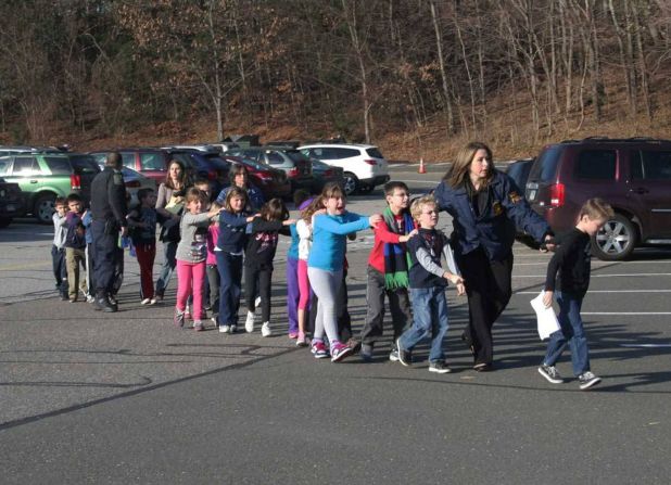 Niños son escoltados fuera de la escuela primaria Sandy Hook después de que ocurriera un tiroteo masivo en la escuela en Newtown, Connecticut, en diciembre de 2012. Adam Lanza mató a seis adultos y 20 niños, y mató a su madre antes en su hogar. La fotografía, tomada por el periodista local Shannon Hicks, apareció en las portadas de periódicos, revistas y sitios web de todo el mundo. "Sabía que saliendo del edificio, tan aterrorizados como estaban, esos niños estaban a salvo", dijo Hicks más tarde a la revista Time. "Sentí que era un momento importante".