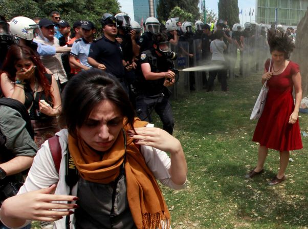 Un policía turco utiliza gases lacrimógenos en mayo de 2013 cuando la gente protestó por los planes del gobierno de demoler el Parque Gezi de Estambul. Las protestas evolucionaron hacia la disidencia antigubernamental en todo el país.