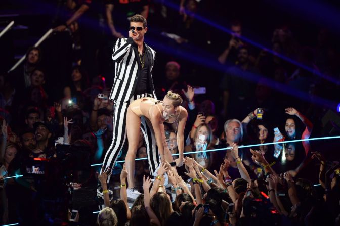 Robin Thicke y Miley Cyrus se presentan en el escenario durante los MTV Video Music Awards en agosto de 2013. La actuación provocativa dominó los titulares y tuvo a muchas personas discutiendo si era demasiado arriesgado.