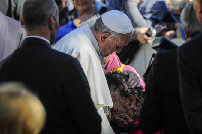 El papa Francisco abraza a Vinicio Riva, un hombre desfigurado que sufre de una enfermedad genética no infecciosa, durante una audiencia pública en el Vaticano en noviembre de 2013. Las imágenes del abrazo se hicieron virales en las redes sociales. El papa Francisco fue elegido en febrero de 2013 después de que el papa Benedicto se retiró.