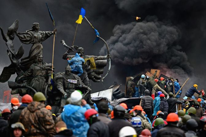 Los manifestantes antigubernamentales chocan con la policía en Kiev, Ucrania, en febrero de 2014. La Plaza de la Independencia de Kiev había sido el centro de las protestas antigubernamentales desde noviembre de 2013, cuando el presidente Viktor Yanukovych revocó una decisión sobre un acuerdo comercial con la Unión Europea y en su lugar se volvió hacia Rusia. Las protestas pronto condujeron al derrocamiento de Yanukovich y desencadenaron una cadena de eventos que incluyeron la anexión de Rusia de la Península de Crimea.