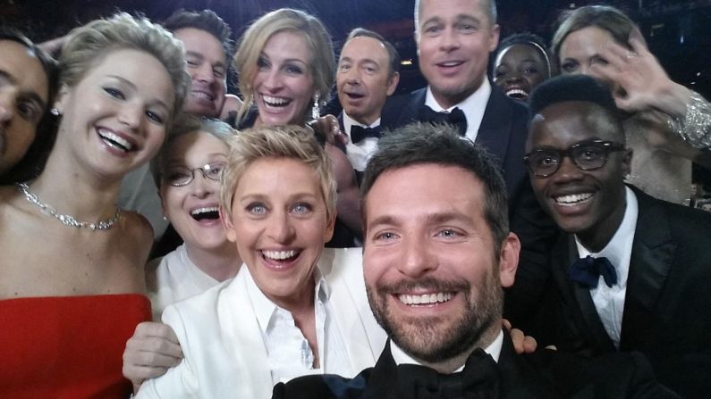 La presentadora de los Oscar, Ellen DeGeneres, se toma un momento para orquestar una selfie con un grupo de estrellas de cine en la entrega de premios en marzo de 2014. El actor Bradley Cooper, visto en primer plano, sostenía el teléfono en ese momento. "Si tan solo el brazo de Bradley fuera más largo", tuiteó DeGeneres. "La mejor foto de todas". Se convirtió en la publicación más retuiteada de todos los tiempos.