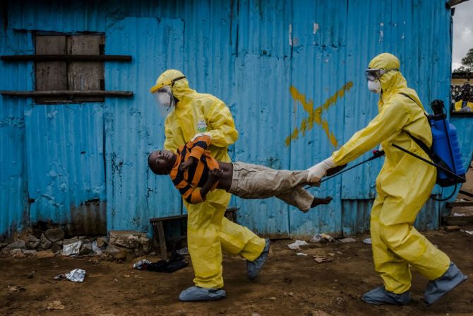 Los trabajadores médicos en Monrovia, Liberia, llevan a James Dorbor, un niño de 8 años sospechoso de tener el virus del Ébola, a una instalación de tratamiento en septiembre de 2014. África Occidental estaba lidiando con el brote más mortal de ébola. El brote terminó en 2016 después de más de 11.000 muertes.