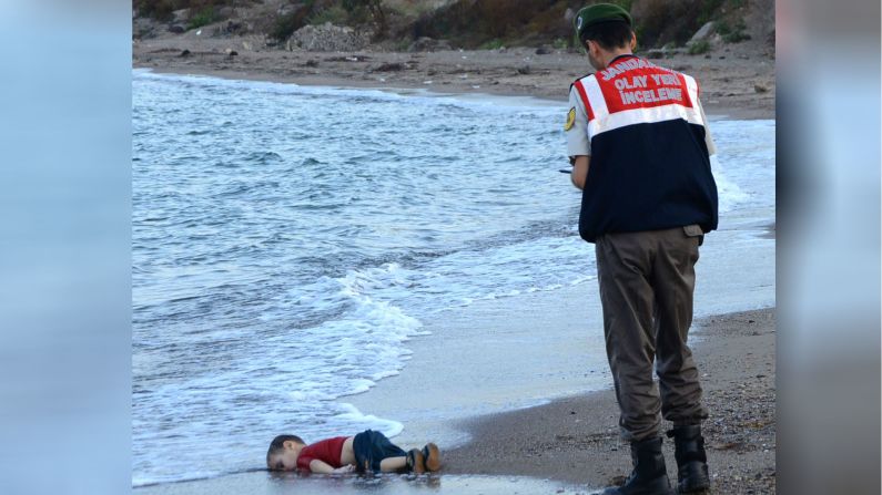 Un funcionario en Bodrum, Turquía, se acerca al cuerpo sin vida de Alan Kurdi, un niño refugiado sirio que fue arrastrado a la costa en septiembre de 2015. El pequeño de 2 años fue uno de los 12 refugiados que se ahogaron ese día durante un intento fallido por navegar hacia el isla griega de Kos. Esta imagen se hizo viral alrededor del mundo, usualmente con un hashtag turco que significa “Naufragio de la humanidad”.