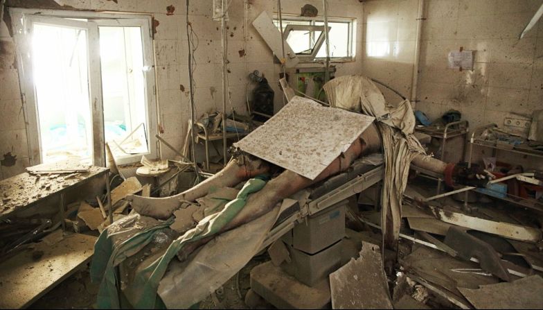 Baynazar Mohammad Nazar yace muerto en una mesa de operaciones dentro de un hospital de Médicos Sin Fronteras en Kunduz, Afganistán. El hospital fue “atacado accidentalmente” por las bombas estadounidenses después de que las fuerzas afganas pidieran apoyo aéreo en octubre de 2015, según dijo el general John Campbell, comandante de las fuerzas de EE.UU. en Afganistán.