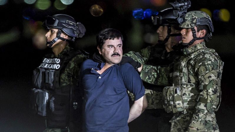 El capo del narcotráfico Joaquín “El Chapo” Guzmán es escoltado por soldados en un hangar federal de la Ciudad de México en enero de 2016. Miembros de la Armada de México atraparon a Guzmán en una redada en la ciudad costera de Los Mochis, según le dijo a CNN un alto funcionario policial. México extraditó a Guzmán a Estados Unidos, donde fue condenado por todos los cargos federales en su contra.