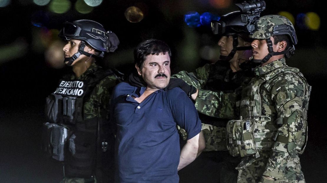 El capo del narcotráfico Joaquín “El Chapo” Guzmán es escoltado por soldados en un hangar federal de la Ciudad de México en enero de 2016.