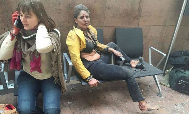 Dos mujeres heridas permanecen sentadas en el aeropuerto de Bruselas, Bélgica, después de que dos explosiones sacudieran las instalaciones en marzo de 2016. Una estación del metro de la ciudad también fue blanco de ataques terroristas que cobraron la vida de 32 personas e hirieron a cientos más. ISIS se atribuyó la responsabilidad de ambos ataques.