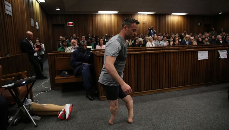 El exatleta olímpico Oscar Pistorius camina sin sus prótesis durante su audiencia de sentencia en Pretoria, Sudáfrica, en junio de 2015. Su abogado argumentaba que él era una figura vulnerable que debería recibir una sentencia menor por el asesinato de su novia, Reeva Steenkamp en 2014. Un juez condenó a Pistorius a seis años de prisión, pero esa sentencia se incrementó más tarde a 13 años y cinco meses en 2017.