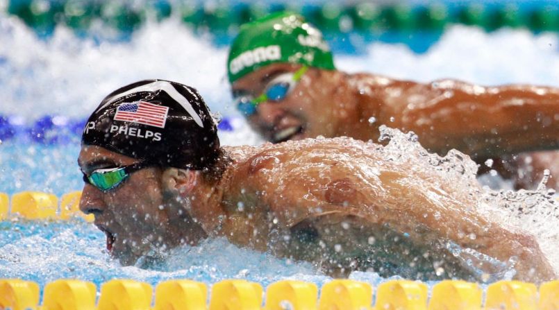 El nadador sudafricano Chad Le Clos mira a su rival estadounidense Michael Phelps durante la final olímpica de estilo mariposa de 200 metros en agosto de 2016. Phelps, el atleta olímpico más condecorado de todos los tiempos, ganó la carrera alcanzando la medalla de oro número 20 en su carrera. Logró la revancha de una de las pocas derrotas de su trayectoria deportiva: un segundo lugar tras Le Clos en 2012. En 2016, el sudafricano terminó de cuarto.