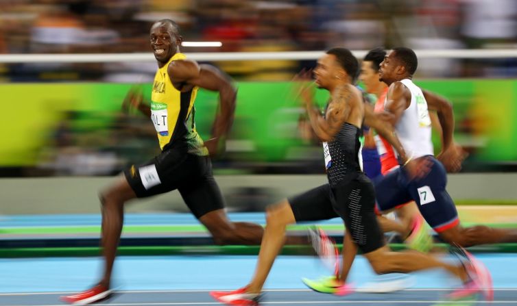 El atleta jamaicano Usain Bolt mira a sus competidores olímpicos durante una semifinal de 100 metros en agosto de 2016. Bolt logró la victoria la final poco tiempo después, convirtiéndose en el primer hombre en la historia en ganar los 100 metros en tres Juegos Olímpicos consecutivos. Su legendaria carrera incluye ocho medallas de oro olímpicas y récords mundiales en los 100 y 200 metros.