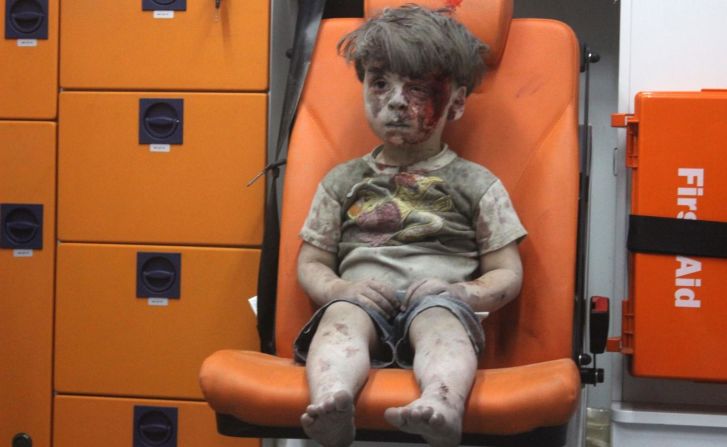 Esta imagen, tomada de un video publicado por el Centro de Medios de Alepo, muestra a un niño en una ambulancia después de un bombardeo aéreo en esa ciudad siria, en agosto de 2016. Casi una hora tardó el rescate del niño, identificado como Omran Daqneesh, quien se encontraba dentro de los escombros, según dijo un activista dijo a CNN. El ataque aéreo destruyó el hogar en el que el pequeño vivía con sus padres y dos hermanos. La guerra civil siria comenzó en abril de 2011 y aún continúa.