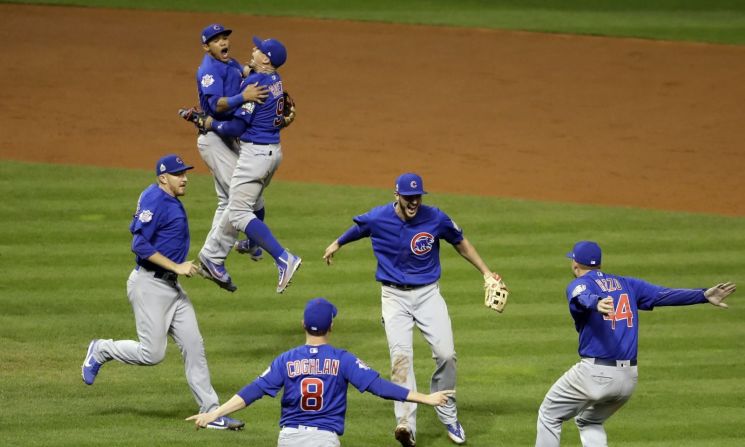 Los Cubs de Chicago celebran después de ganar el Juego 7 de la Serie Mundial en noviembre de 2016. El conjunto derrotó a los Indians de Cleveland en 10 entradas y puso fin al periodo más largo de un equipo sin ganar un campeonato en los principales deportes de EE.UU. Los Cubs no se llevaban la Serie Mundial desde 1908.