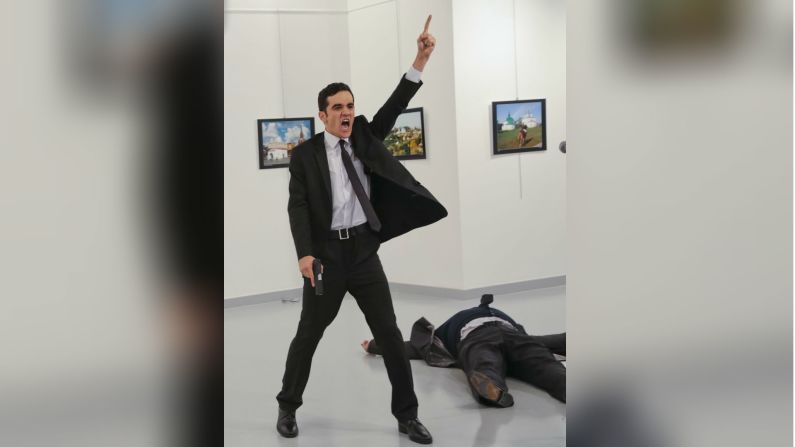 Mevlut Mert Altintas hace un gesto luego de asesinar a Andrey Karlov, el embajador de Rusia en Turquía, en una exposición fotográfica en Ankara, Turquía, en diciembre de 2016. Altintas, un agente de policía turco fuera de servicio, posteriormente recibió un disparo mortal durante un tiroteo. En un video que circuló en redes sociales se oye a Altintas gritar: “Allahu akbar (Dios es el más grande). ¡No olviden a Aleppo! ¡No olviden a Siria! ¡No olviden a Aleppo! ¡No olviden a Siria!”. Rusia es un aliado del régimen sirio y ha llevado a cabo ataques aéreos para apoyar al líder Bashar al-Assad. Karlov, de 62 años, había servido en Ankara desde 2013.