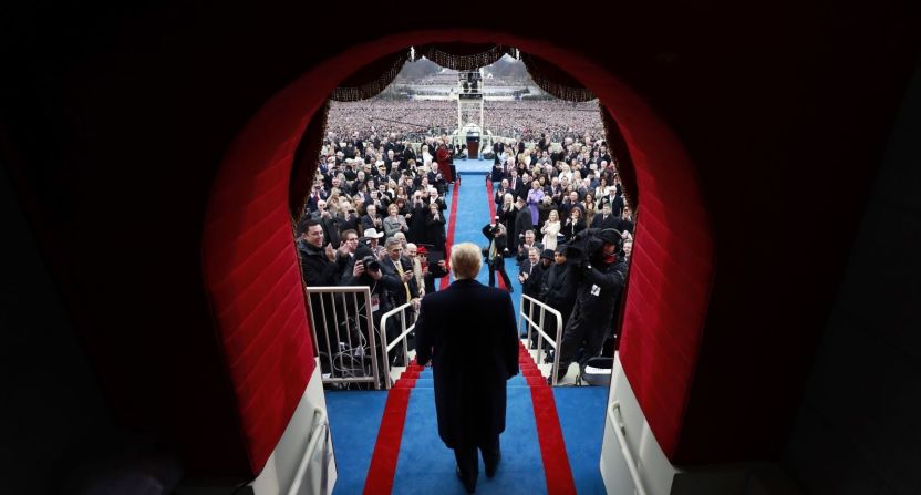 El presidente electo de Estados Unidos, Donald Trump, entra a su ceremonia de inauguración en enero de 2017. El magnate de bienes y exestrella de “reality show” derrotó a Hillary Clinton en las elecciones de 2016. Su discurso inaugural se centró en los temas que animaron su asombrosa campaña, que destrozó las convenciones políticas y dio voz a los votantes del corazón que se sintieron muy decepcionados por los políticos tradicionales.