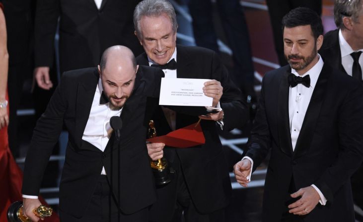 El productor de la cinta “La La Land”, Jordan Horowitz, muestra una tarjeta durante los Premios de la Academia de 2017, señalando que hubo un error y que “Moonlight” había ganado el Oscar a mejor película. “La La Land” fue nombrada inicialmente como la ganadora, pero el presentador Warren Beatty explicó al público que entregaron el sobre equivocado.