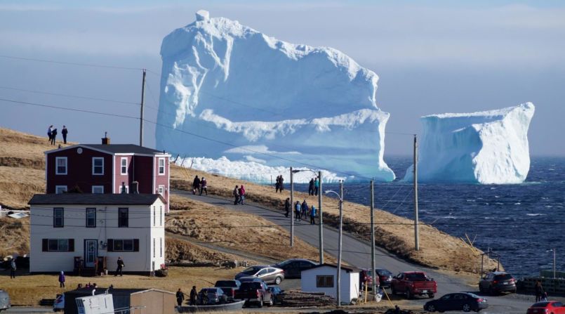 Algunas personas observan el primer iceberg de la temporada mientras pasa por la costa sur, también conocida como el "Iceberg Alley" de Canadá, cerca de Ferryland, Newfoundland y Labrador, en abril de 2017.