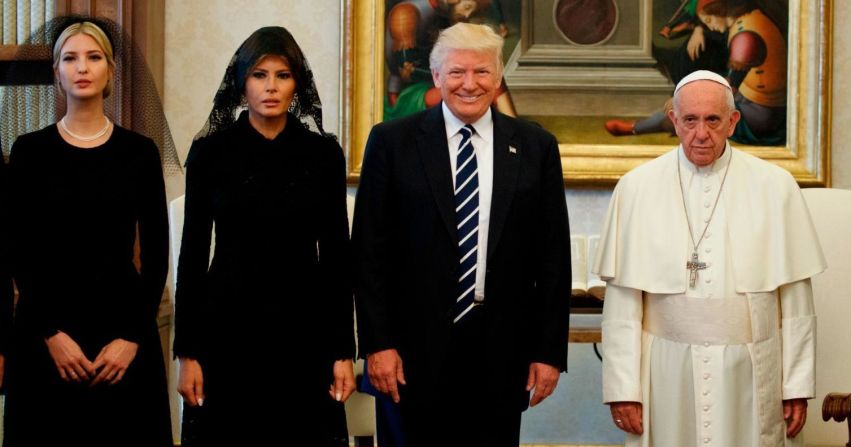 El Papa Francisco junto al presidente de Estados Unidos, Donald Trump, y su familia durante una audiencia privada en el Vaticano en mayo de 2017. Al lado del mandatario están su esposa, Melania, y su hija Ivanka.