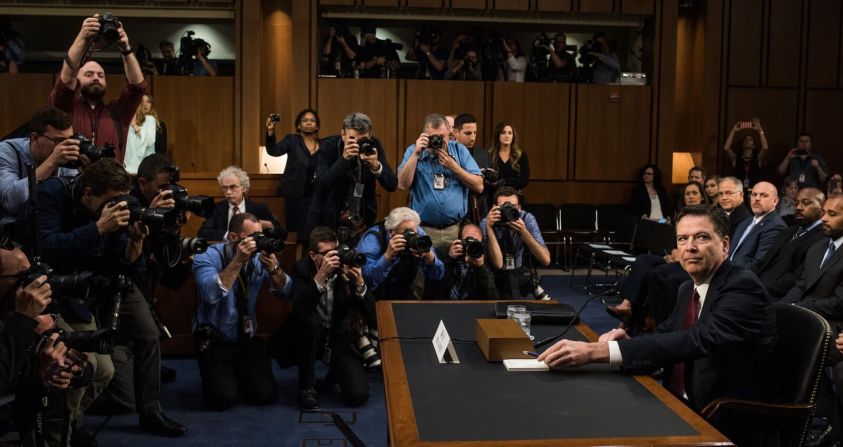 El exdirector del FBI James Comey es fotografiado antes de testificar ante la Comisión de Inteligencia del Senado, un mes después de que el presidente de Estados Unidos, Donald Trump, lo despidiera en mayo de 2017. Comey habló sobre la investigación del FBI acerca de Rusia, sus interacciones privadas con Trump y cómo manejó la indagación sobre los correos electrónicos de Hillary Clinton.