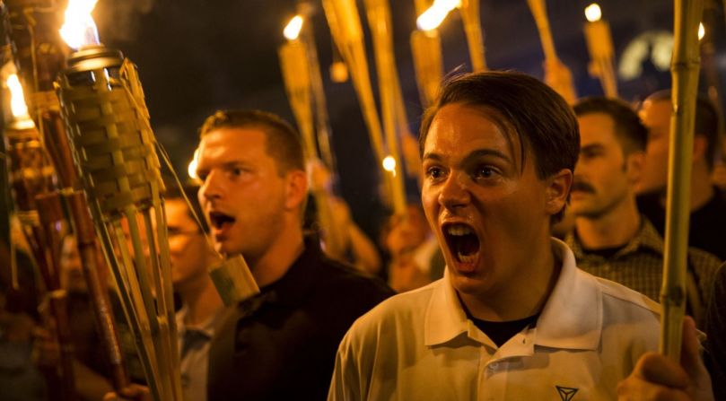 Nacionalistas blancos cantan en contra de manifestantes después de marchar por el campus de la Universidad de Virginia en Charlottesville en agosto de 2017. Entonando “sangre y tierra” y "no nos reemplazarán”, el grupo se reunió alrededor de una estatua de Thomas Jefferson antes de enfrentarse con manifestantes que rechazan su movilización, según reportó la afiliada de CNN WWBT. Charlottesville se convirtió en el último campo de batalla del sur sobre el disputado retiro de monumentos confederados. En febrero de 2017, el concejo de la ciudad votó para eliminar una estatua del general confederado Robert E. Lee. El consejo también votó por cambiar el nombre de dos parques de la ciudad que hacían referencia a generales confederados.