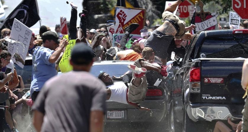 Un auto embiste un grupo de manifestantes que marchaban en contra de una movilización nacionalista blanca en Charlottesville, Virginia, en agosto de 2017. Heather Heyer, una mujer de 32 años de Charlottesville, murió y otros 19 resultaron heridos. Un hombre de 20 años, James Alex Fields, fue acusado de conducir su automóvil contra la multitud. Fue declarado culpable de asesinato en primer grado y de otros nueve cargos en 2018, y sentenciado a cadena perpetua.