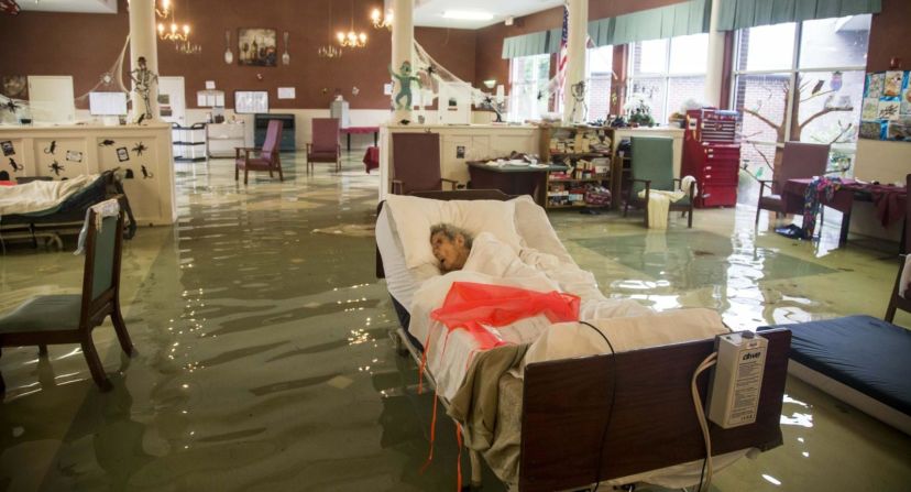 Un anciano espera ser rescatado de las inundaciones que dejó huracán Harvey en Port Arthur, Texas. El fenómeno meteorológico inundó la ciudad de Houston y arrasó muchas casas a lo largo de la costa del golfo del estado en agosto de 2017. Meteorólogos han dicho que el calentamiento de los océanos está haciendo que las huracanes sean más fuertes y más agresivos. Nick.