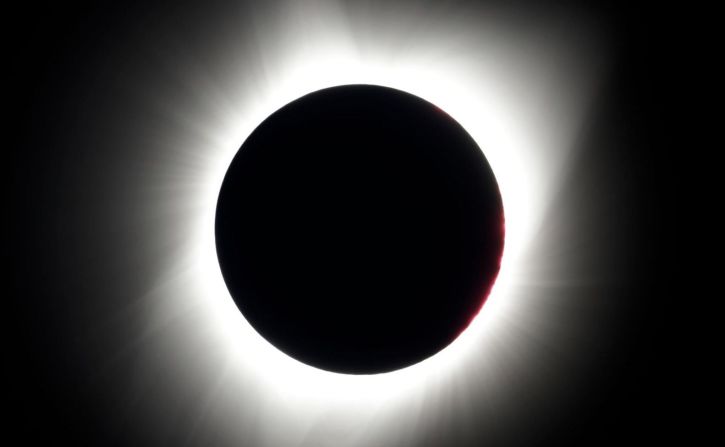 La luna cubre el sol durante un eclipse solar total observado cerca de Redmond, Oregon, en agosto de 2017. Fue el primer eclipse solar total en cruzar Estados Unidos desde 1918.