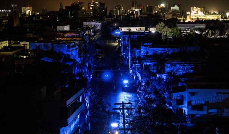 San Juan, Puerto Rico, durante un apagón después de que el huracán María tocara tierra en septiembre de 2017. María fue el ciclón más fuerte en tocar tierra en la isla en 85 años. Llegó con vientos sostenidos de 250 kilómetros por hora, dejando sin electricidad a toda Puerto Rico. Los árboles fueron arrancados de raíz, las casas quedaron destruidas y también hubo inundaciones generalizadas.