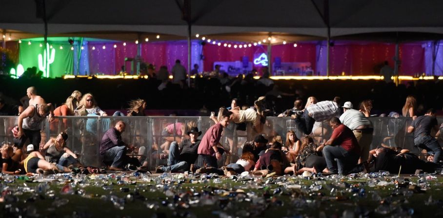 Asistentes a un concierto de música country en Las Vegas se protegen contra una cerca de disparos en el Strip en octubre de 2017. 58 personas murieron y cientos resultaron heridas cuando un hombre armado abrió fuego contra la multitud. La policía dijo que el atacante, Stephen Paddock, de 64 años, disparó desde el hotel Mandalay Bay, a varios cientos de metros al suroeste del recinto del concierto. Paddock hallado muerto la habitación del hotel, y las autoridades dijeron que se suicidó. Este es el tiroteo masivo más letal en la historia moderna de Estados Unidos.