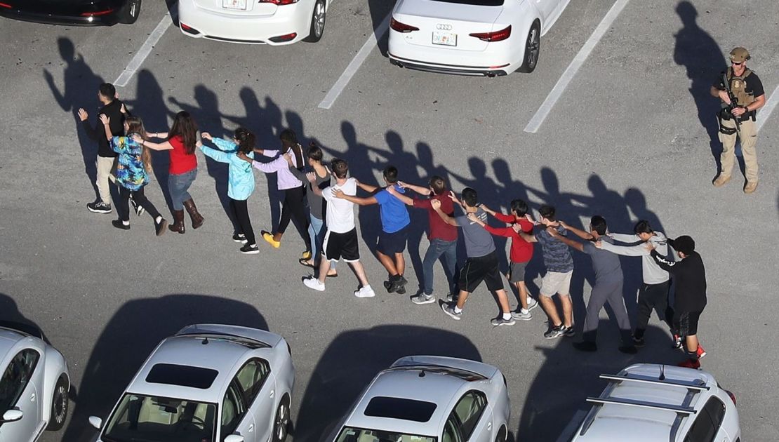 Estudiantes evacúan la escuela secundaria Marjory Stoneman Douglas después de un tiroteo que acabó con la vida de 17 personas en Parkland, Florida, en febrero de 2018.