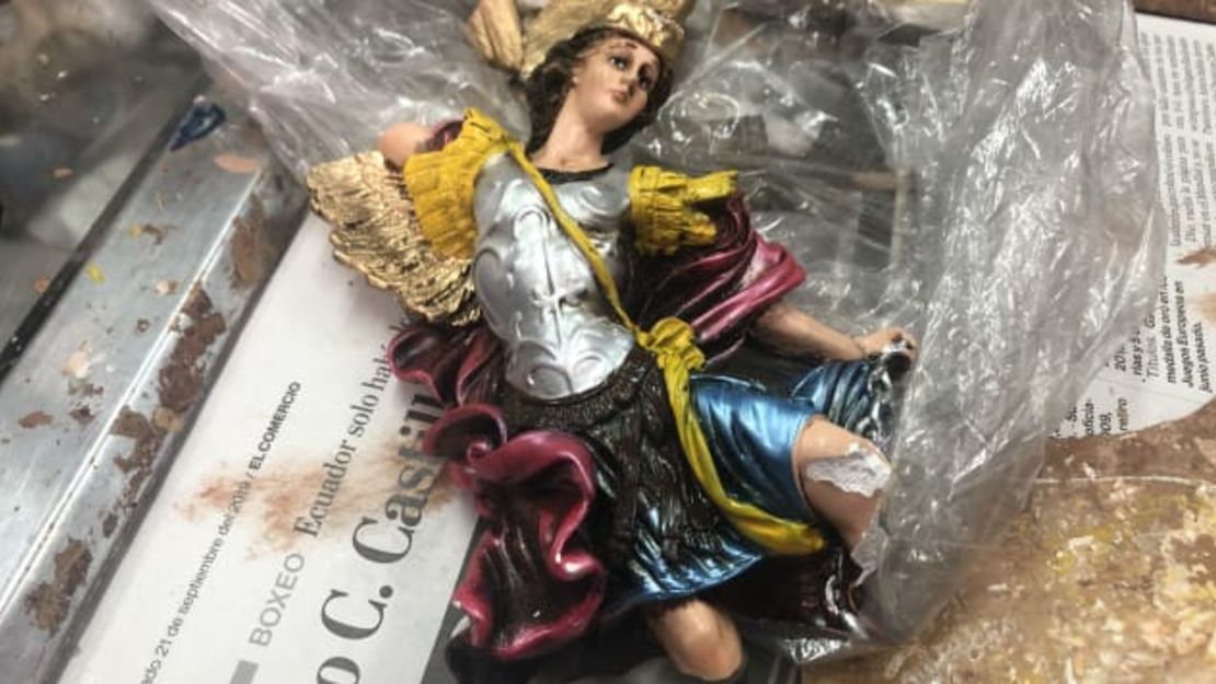 Algunas de las figuras están astilladas y descoloridas; otras están quemadas y con hollín. Pareciera que la mayoría acaba de escapar de un extraño accidente.