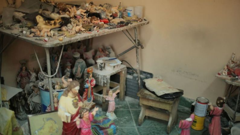 El taller: hay figuras del niño Jesús, estatuillas de la Virgen María, querubines y santos de cerámica, madera, resina, yeso, fibra de vidrio y papel maché.