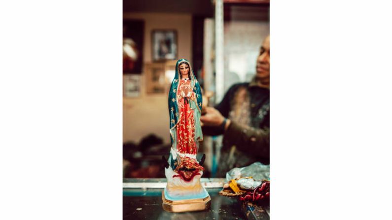 Artículos para la venta: Gallardo y su esposa reparan figuras gastadas y también venden algunos artículos, como esta Virgen María.