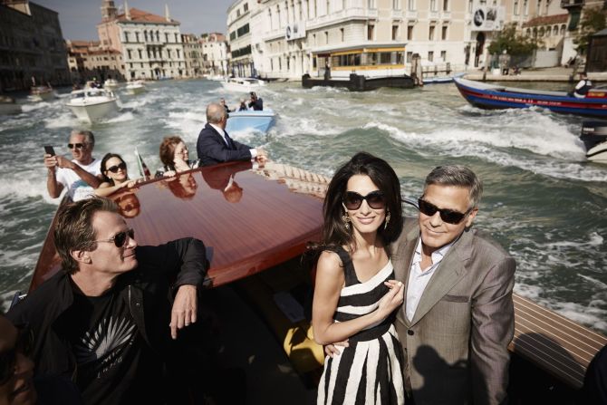 El actor George Clooney, a la derecha, y su prometida, la abogada Amal Alamuddin, llegan a Venecia, Italia, en septiembre de 2014. Los dos se casaron en una ceremonia privada a la que asistieron algunos de sus amigos famosos.