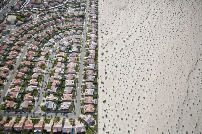 En esta foto aérea, tomada en abril de 2015, un desarrollo de viviendas se encuentra con el borde del desierto no desarrollado en Cathedral City, California. El gobernador de California, Jerry Brown, impuso restricciones obligatorias de agua a los residentes, negocios y granjas en el estado devastado por la sequía, ordenando a las ciudades y pueblos reducir su uso en un 25%.