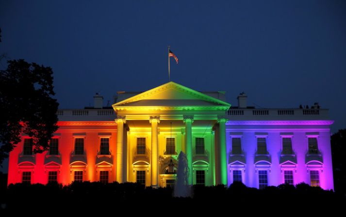 La Casa Blanca se ilumina con colores del arcoíris para conmemorar la decisión de la Corte Suprema de legalizar el matrimonio entre personas del mismo sexo en junio de 2015.