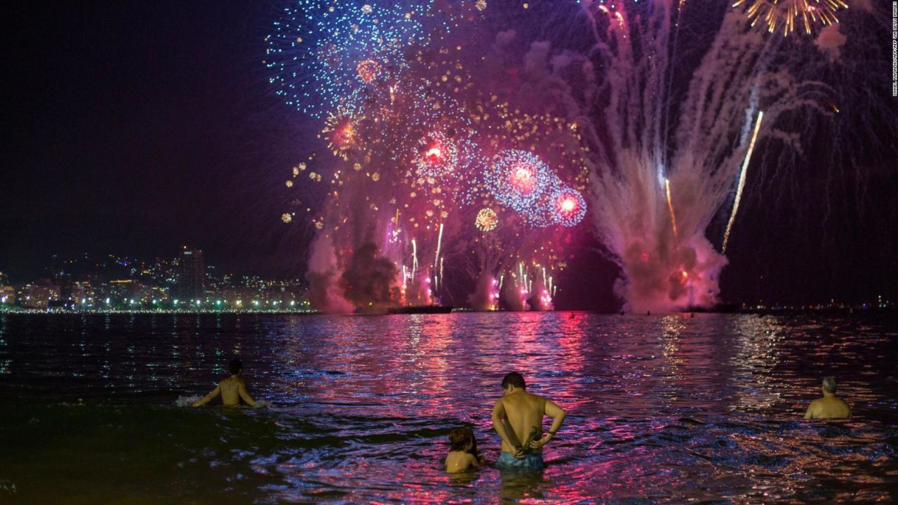 CNNE 749984 - pobreza y lujo, los contrastes de la navidad en rio de janeiro