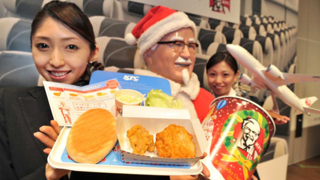 En 2012, Japan Airlines se asoció con KFC para ofrecer "AIR Kentucky Fried Chicken", una colaboración por tiempo limitado que despegó a tiempo para las fiestas decembrinas.