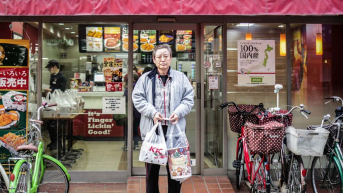 Un hombre japonés, fotografiado en 2015, posa después de comprar KFC para su familia en la víspera de Navidad en Tokio.