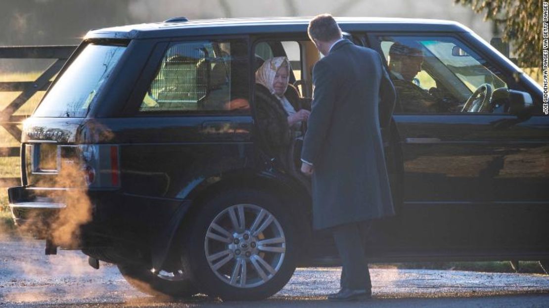 La reina Isabel II llega para asistir a un servicio religioso en Sandringham, Norfolk, el miércoles.