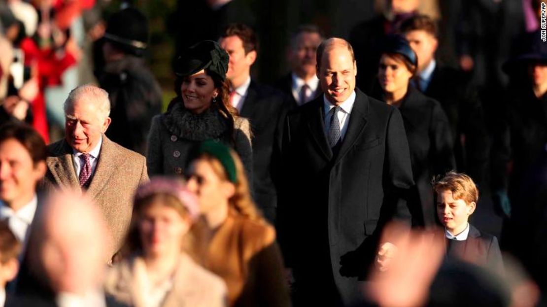 El príncipe Guillermo, y Catalina, duquesa de Cambridge, llegan con su hijo el príncipe Jorge.