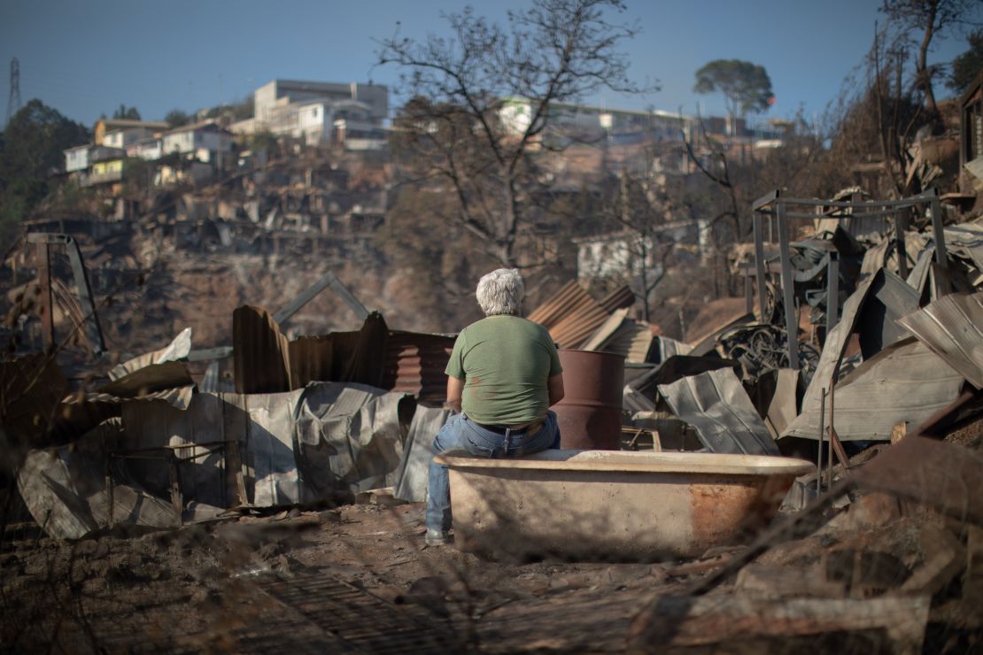 CNNE 750204 - topshot-chile-fire-aftermath