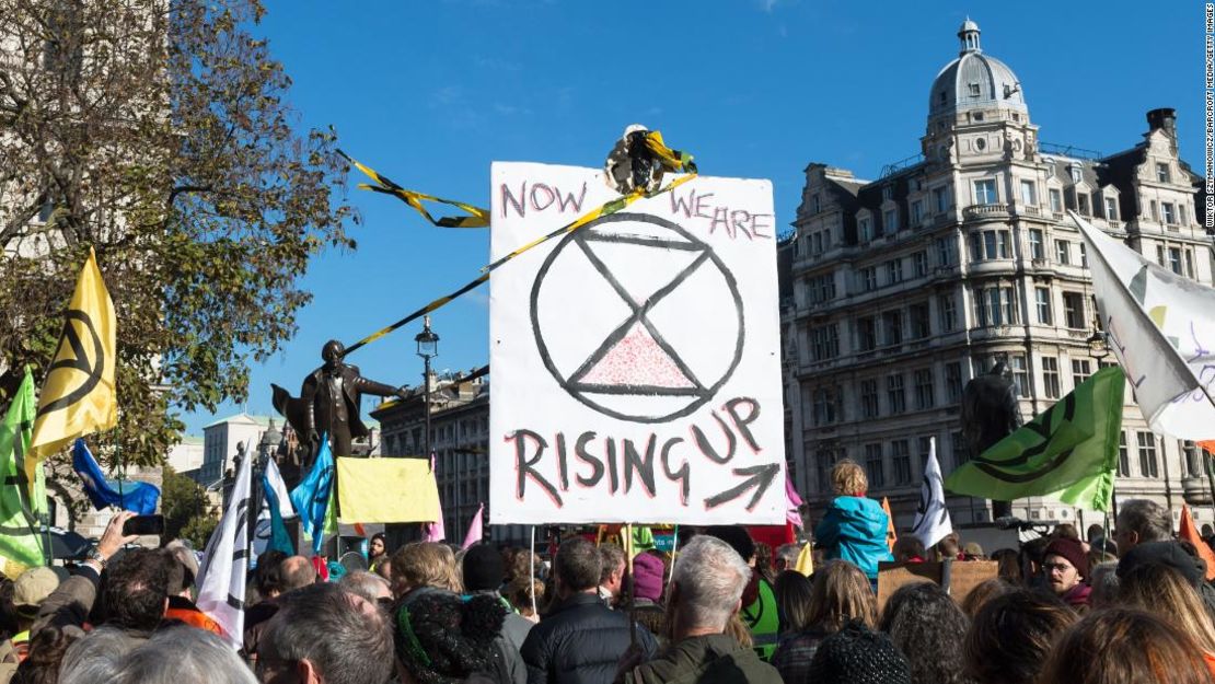 Cientos de activistas en Parliament Square para la "declaración de rebelión" de XR en 2018.